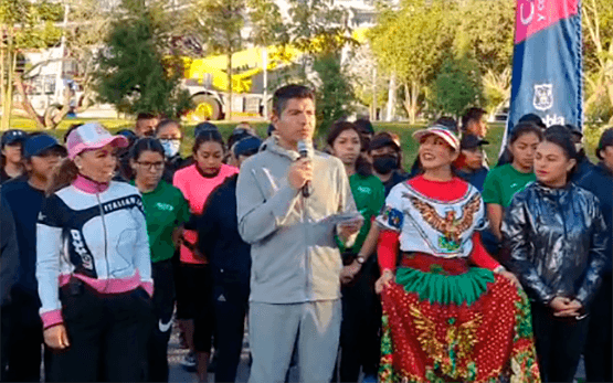 Rivera presenta la playera y medalla de la carrera Contigo Mujer 2023