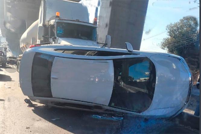 Choque y volcadura entre auto, tráiler y taxi deja 3 heridos en la México-Puebla