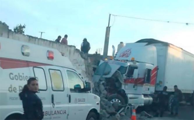 Tráiler choca contra casa y derriba muro en San Juan Atenco