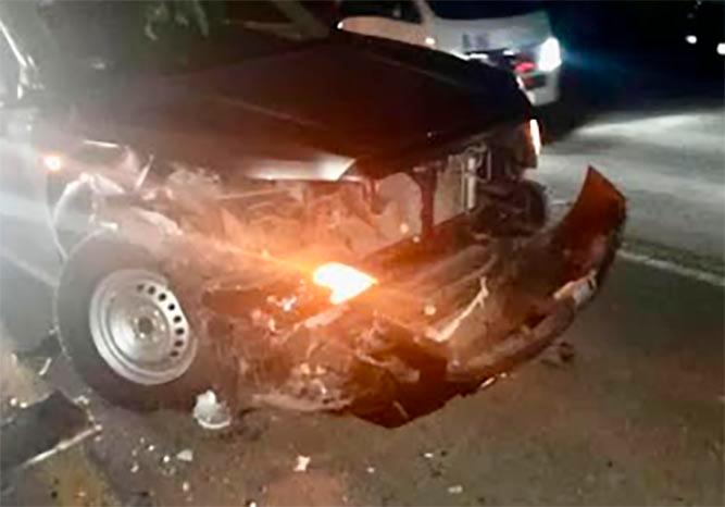 Se registra aparatoso choque de autos en Acatlán; hay tres lesionados