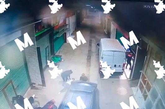 VIDEO Sujetos armados asaltan a comerciantes en el tianguis de Texmelucan