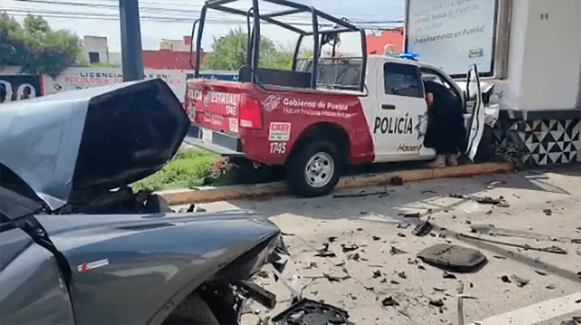 VIDEO Policías deshacen patrulla al chocar con auto de lujo en Puebla capital