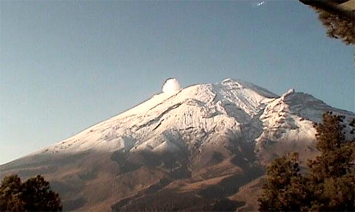 Popocatépetl, nevado y con 23 exhalaciones