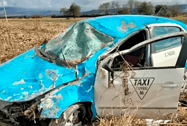 Roban taxi y lo vuelcan tras persecución; uno simuló ser policía