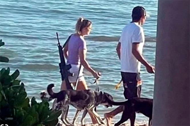 VIDEO Extranjera se pasea con rifle en playa de Yucatán y causa miedo a turistas