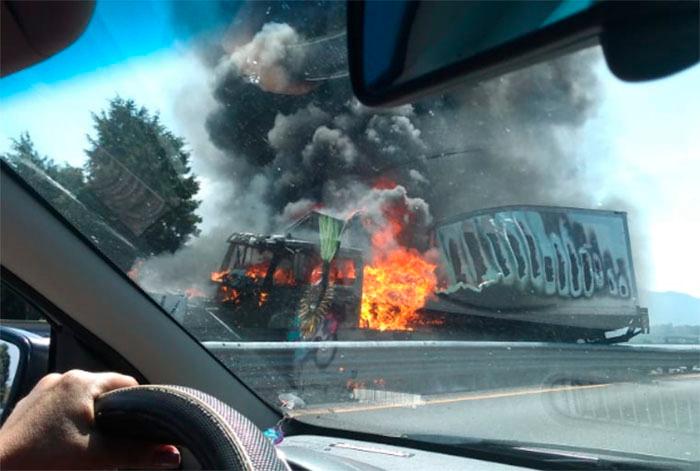 VIDEO Se incinera tráiler en la Puebla-Orizaba