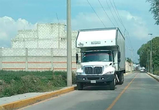 Abandonan otro camión robado en calles de Texmelucan