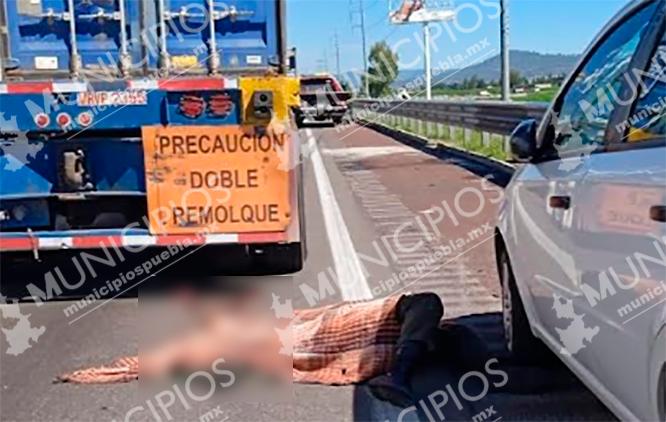 Auto destroza a hombre en la México-Puebla a la altura de Texmelucan