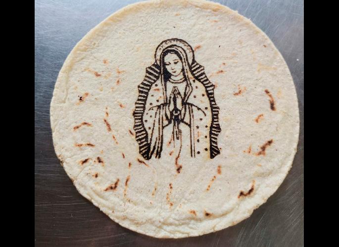 Causa sensación en redes elaboración de tortillas con imagen de la Virgen de Guadalupe