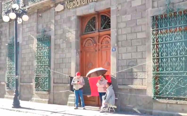 En Puebla ponen banderas rojiblancas en el Monte de Piedad