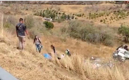 Una mujer muerta deja volcadura de tráiler en la autopista Siglo XXI