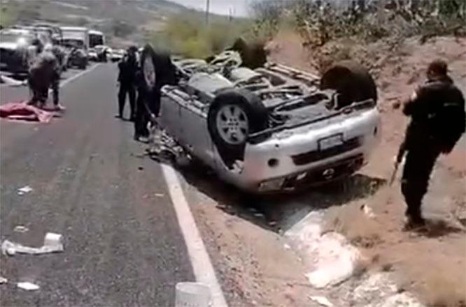 Volcadura en Petlalcingo deja dos muertos