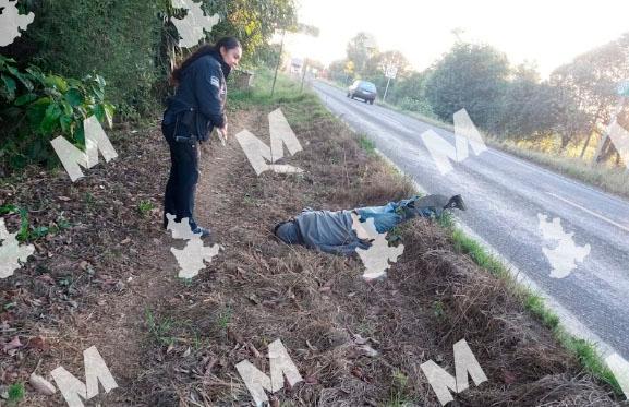 Hallan cadáver de un hombre a orillas de la carretera a Tlatlauquitepec