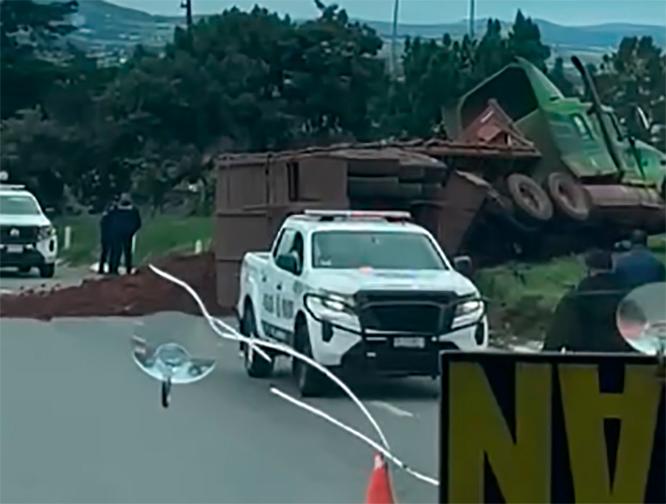 Se vuelca tráiler la carretera Tlaxco-Chignahuapan