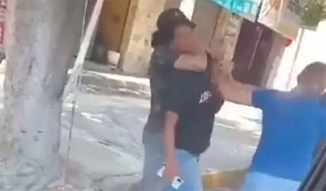 VIDEO Padre e hijo agreden a comerciante ambulante en calles de Tehuacán