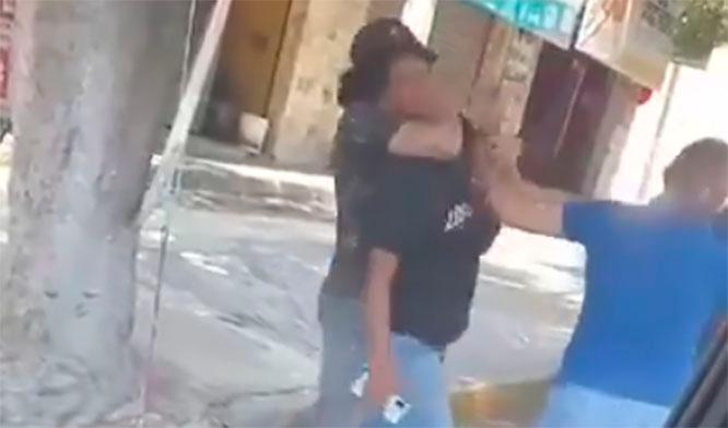 VIDEO Padre e hijo agreden a comerciante ambulante en calles de Tehuacán