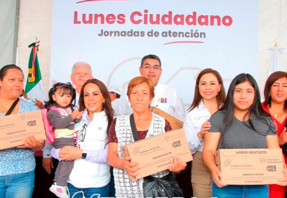 Entrega Céspedes 800 apoyos de programas del Bienestar en Teziutlán