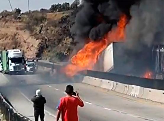 VIDEO Cierran Arco Norte por choque e incendio de tráileres