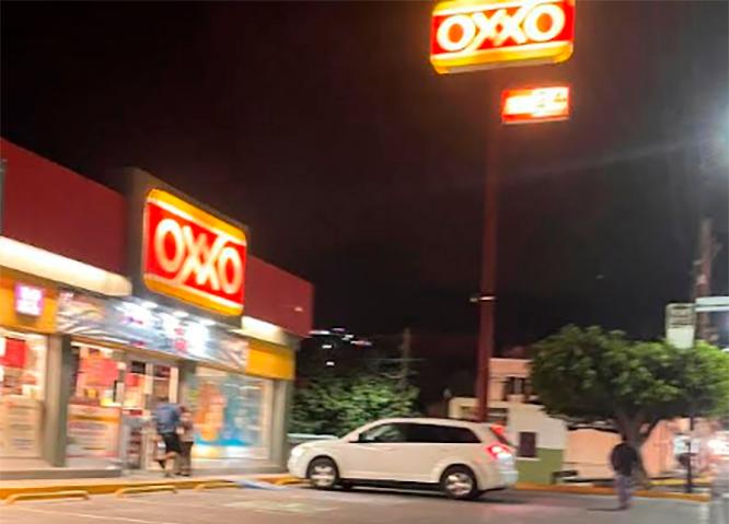 Asaltan Oxxo del Eje Poniente en Izúcar