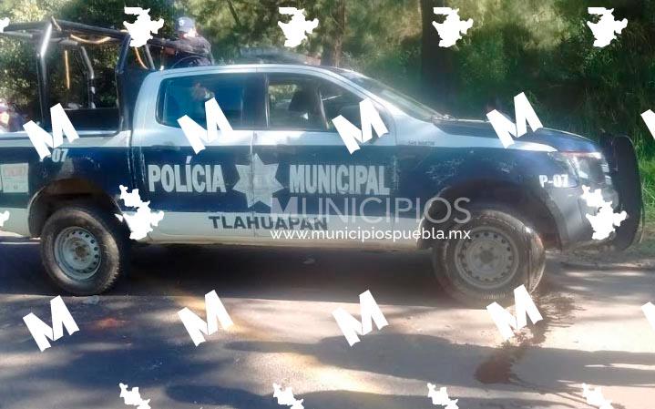 Hallan cadáver en barranca de Tlahuapan; familiares recogen el cuerpo y se lo llevan