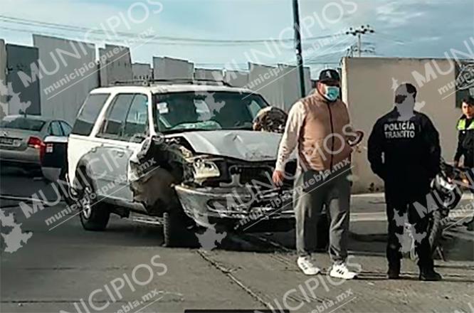 Conductor impacta su vehículo en la zona del tianguis de Texmelucan