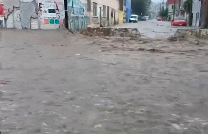 Tras lluvia de esta tarde entronque de Amalucan se inunda