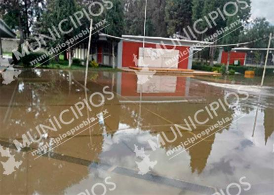 Lluvias colapsan drenaje y se inunda Colegio de Bachilleres de Xalmimilulco
