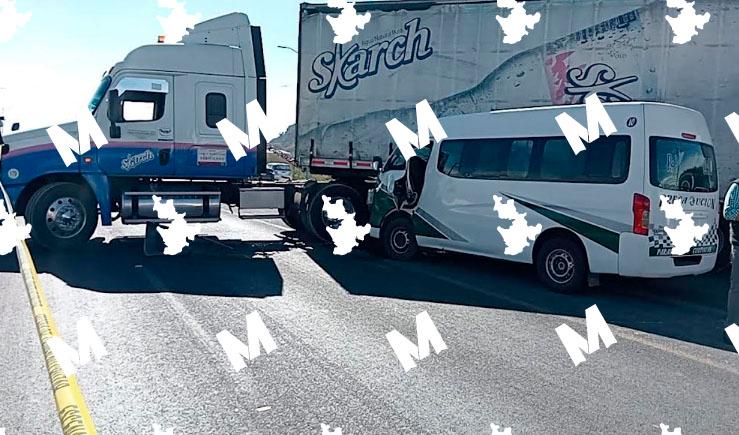 Accidente entre colectiva y tráiler deja dos personas lesionadas en Tehuacán