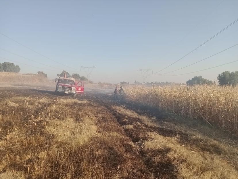 Se incendian pastizales y alcanzan terrenos de cultivo en Texmelucan