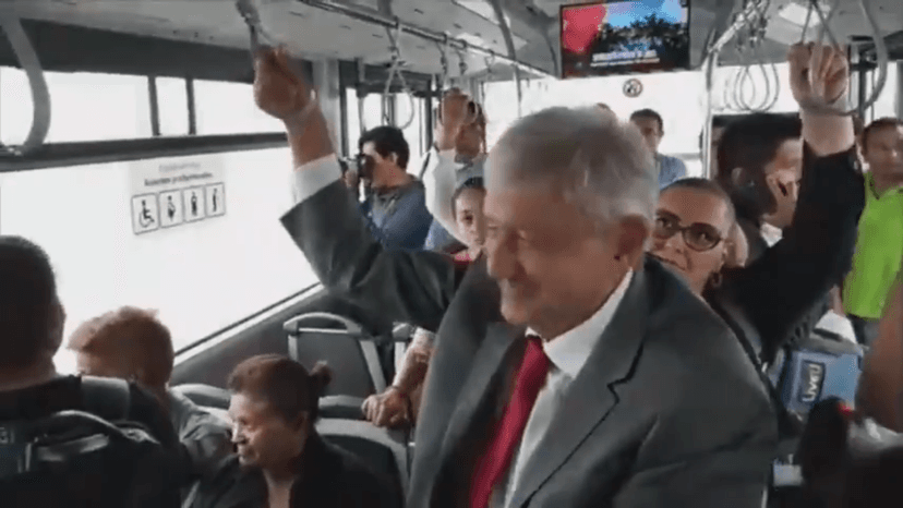 AMLO se sube a camión y bromea con pasajeros