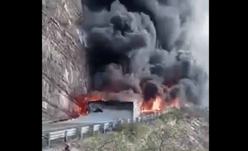 VIDEO Chocan triailers en la Cuacnopalan-Oaxaca