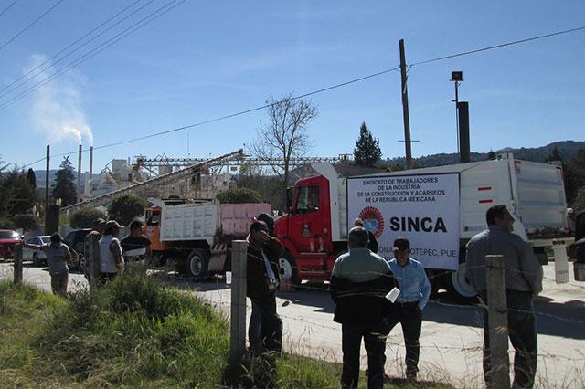 Se plantan ante empresa y piden mejores pagos en Ahuazotepec