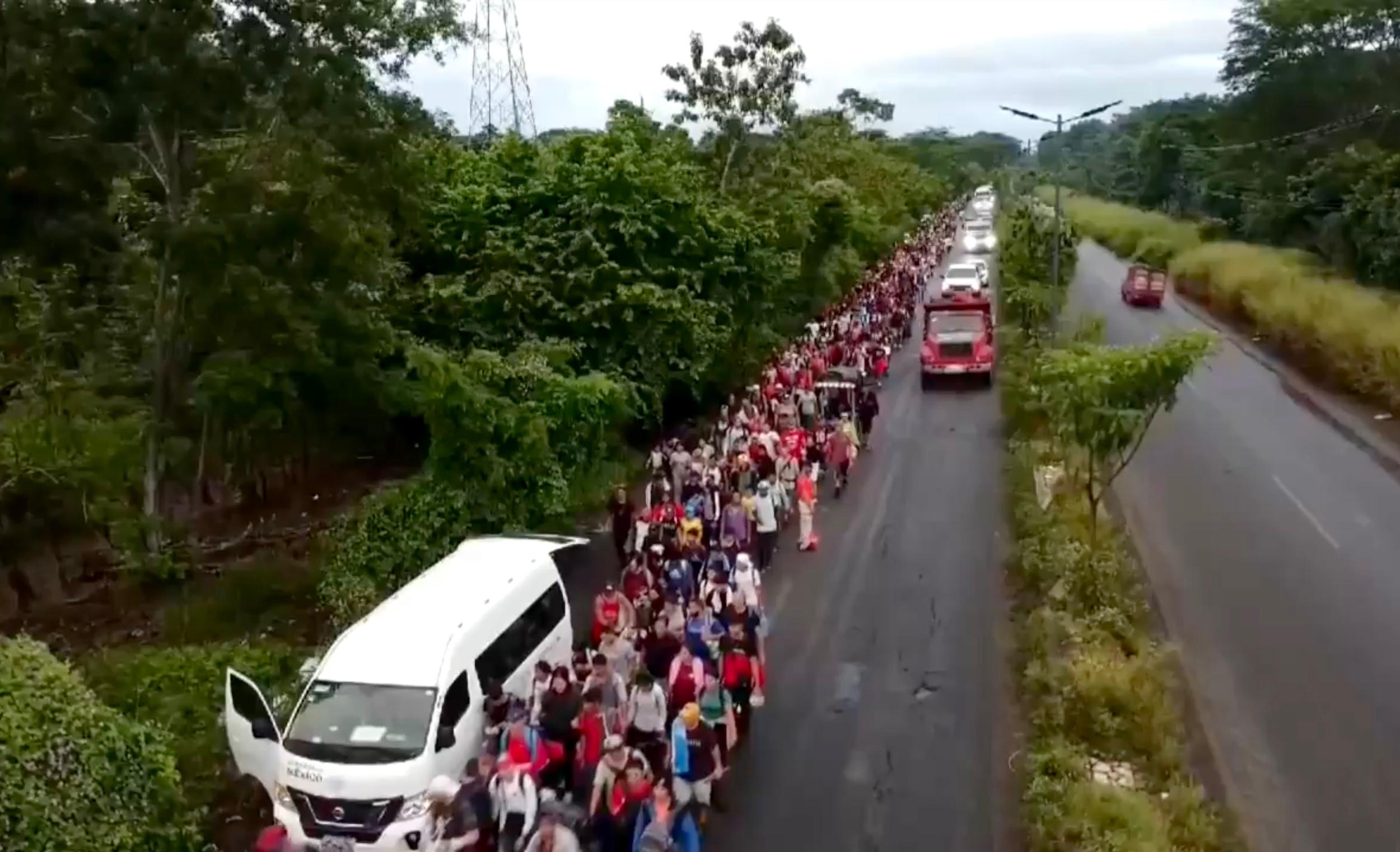 Sale de Tapachula caravana de mil 500 migrantes