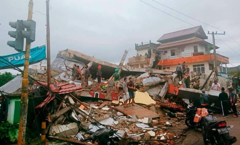 Se derrumba hospital durante sismo en Indonesia; hay 37 muertos