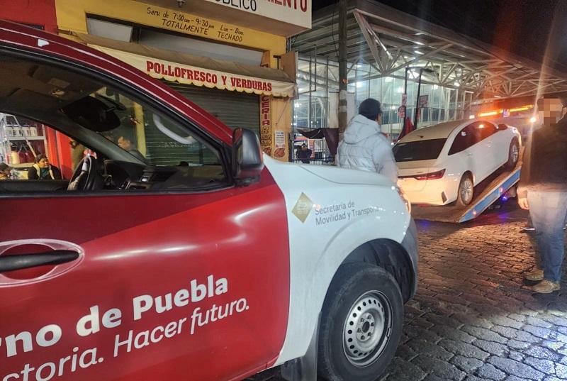 Aseguran a taxis ilegales de plataforma en Tehuacán