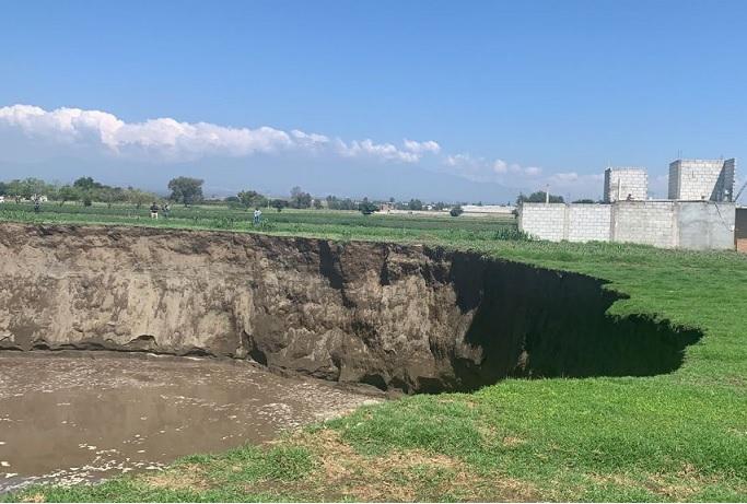 Pide Segob no acercarse a gran socavón en Juan C. Bonilla