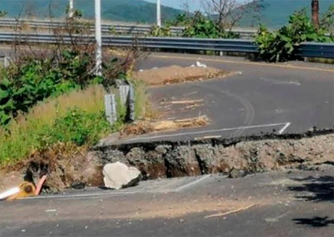 Crece socavón del bulevar sur de Atlixco; la vialidad ya está bloqueada