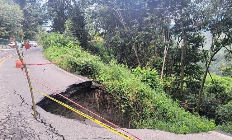 Ojo: aparece socavón y cierran carretera en el Edomex