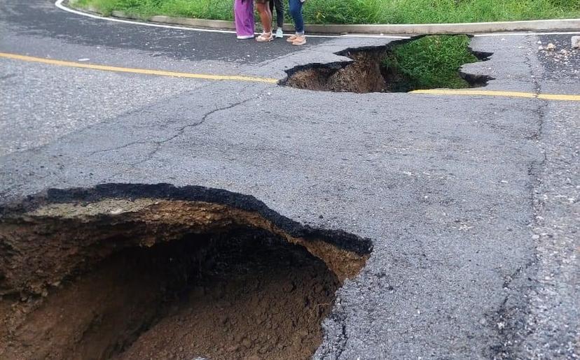 FOTOS Socavón divide a la carretera Chila de la Sal – Chiautla de Tapia