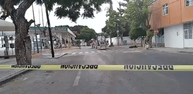 Cierran calles de Tehuacán ante hundimiento cerca de gasolinera