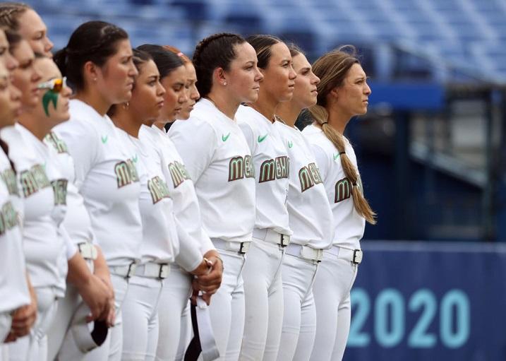 Jugadoras de softbol se llevaron almohadas y colchas de Tokio