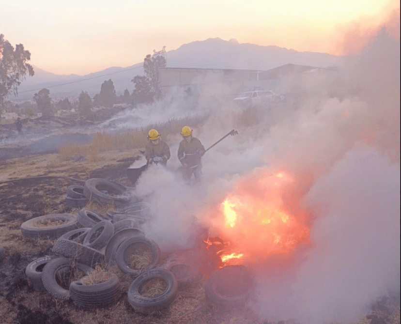 Sofocan incendio de llantas en Texmelucan