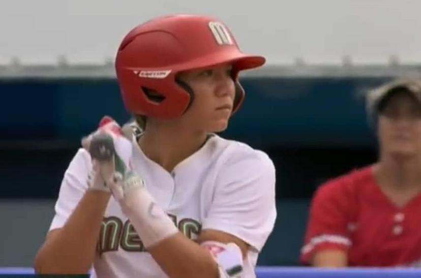 Jugadora de softbol se disculpa por tirar uniforme de México