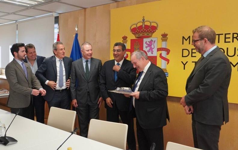 Electromovilidad y Turismo, plantea Céspedes a Ministro de Industria en España