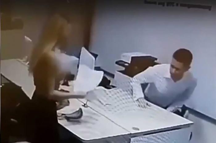 VIDEO Mujer hace striptease en banco para obtener préstamo