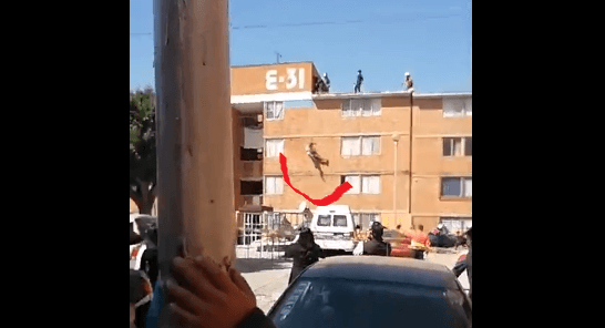 VIDEO Sujeto se avienta desde el techo de un edificio de San Bartolo en Puebla