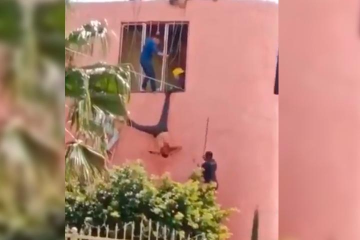 VIDEO Presunto ladrón es golpeado como si fuera piñata