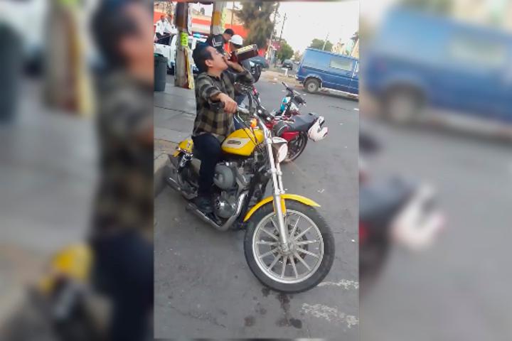 VIDEO Sujeto bebe caguama sobre su moto en la cara de policías