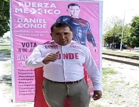 Viejo payaso, le dicen a candidato de Tehuacán que emula a Superman