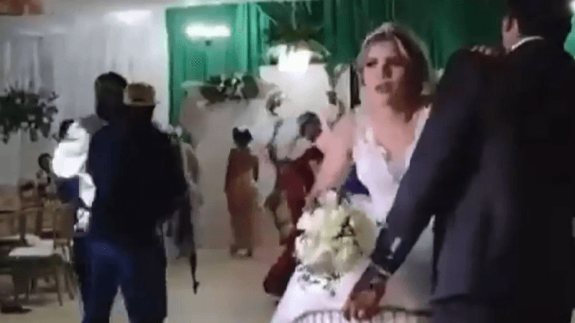 VIDEO Comando armado ingresa en boda y asesina a una persona